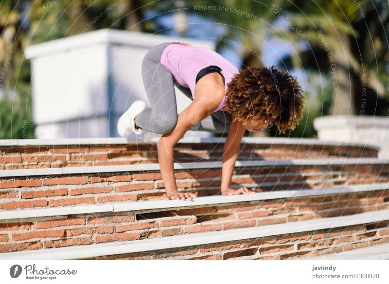 Geeignete Frau des Schwarzen, die Eignungsakrobatik in der Straße tut Lifestyle schön Körper Haare & Frisuren Freizeit & Hobby Sport Yoga Mensch Junge Frau