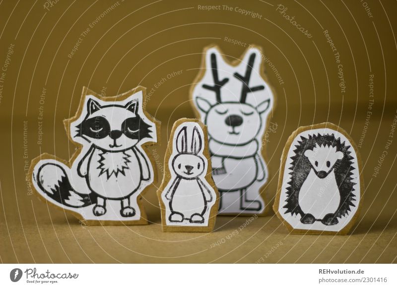 Pappland -verschiedene Tiere Tierporträt Kreativität Wald Waschbär Comicfigur Figur Papier Karton gebastelt Vielfältig Zusammensein Menschengruppe gleich