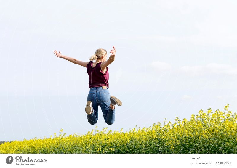 Sprung ins Glück Freude Zufriedenheit Freiheit Sommer Erfolg Junge Frau Jugendliche Erwachsene Frühling Feld Bewegung Fitness lachen springen sportlich hoch