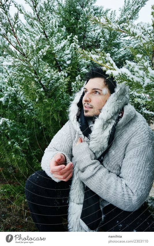 Junger Mann, der einen Wintertag genießt Lifestyle Stil Wellness Wohlgefühl Sinnesorgane Mensch maskulin Jugendliche Erwachsene 1 30-45 Jahre Umwelt Natur Klima