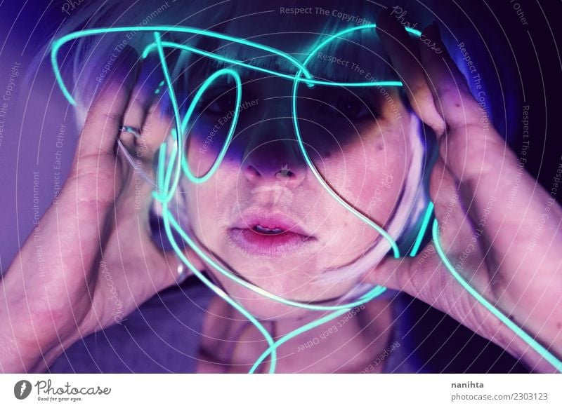 Abstraktes Porträt einer jungen Frau mit Neonlichtern Lifestyle Design exotisch Schminke Sinnesorgane Nachtleben Entertainment Party Veranstaltung