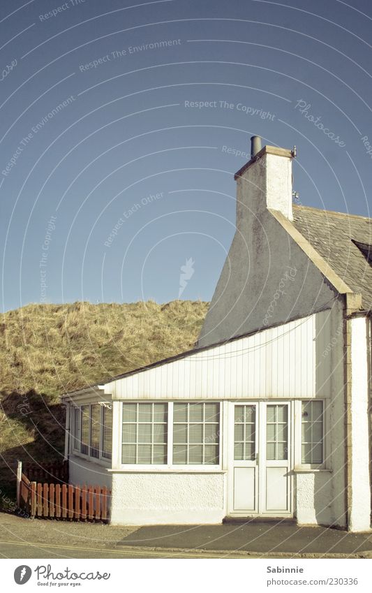 Cruden Bay Haus Dach Zaun Hütte Architektur Cottage blau gelb weiß Düne Hügel Himmel Wolkenloser Himmel Schottland Aberdeen Aberdeenshire Farbfoto