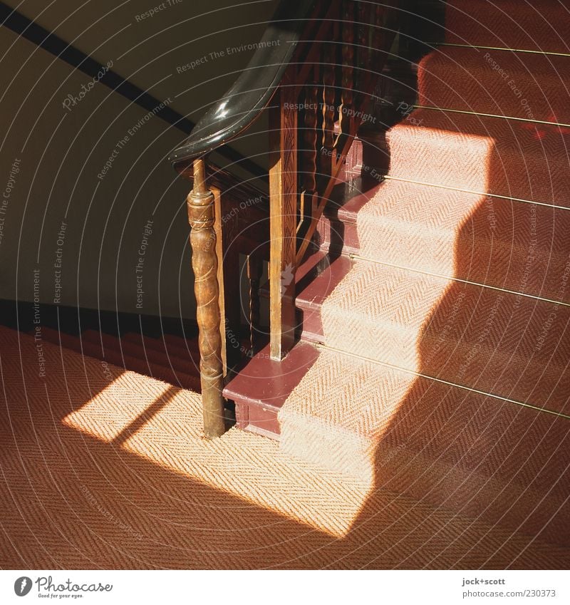 Ecke - Treppe - Sonneneinfall Architektur Treppenhaus Treppengeländer Streifen leuchten alt eckig historisch Reinlichkeit Stil Wege & Pfade Bodenbelag
