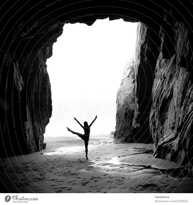 schwungvoll | das Tanzbein heben, junge Frau tanzt in der Höhle am Strand Freizeit & Hobby Tanzen Tänzer Balletttänzer feminin 1 Mensch Natur Sommer Felsen