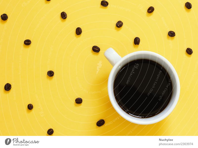 Draufsicht von schwarzem Kaffee und Kaffeebohnen auf Gelb Espresso Lifestyle Stil Design Tisch einfach modern gelb Farbe Idee Kreativität legen flach