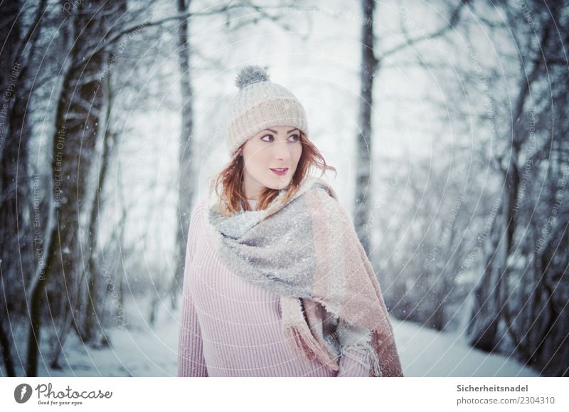 Winter Portrait Mensch feminin Junge Frau Jugendliche Erwachsene 1 18-30 Jahre Schnee Schneefall Pullover Schal Mütze kalt blau rosa Neugier Interesse Baum