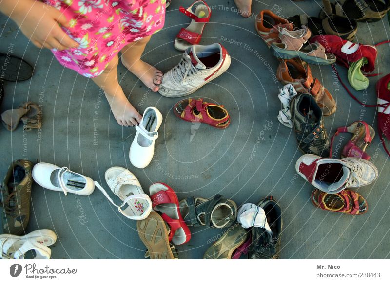 kuddelmuddel Mädchen Beine Fuß stehen warten Schuhe Sandale Turnschuh Barfuß Suche durcheinander chaotisch Kindheit mehrfarbig ungeordnet unübersichtlich
