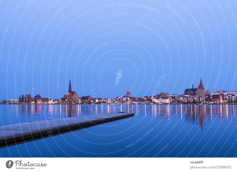 Blick über die Warnow auf die Stadt Rostock am Abend Erholung Ferien & Urlaub & Reisen Tourismus Haus Natur Landschaft Wasser Fluss Gebäude Architektur
