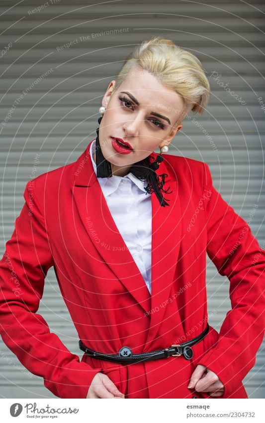 Porträt einer Modefrau mit rotem Anzug feminin Junge Frau Jugendliche Bekleidung Haare & Frisuren Denken blond authentisch trendy einzigartig modern positiv