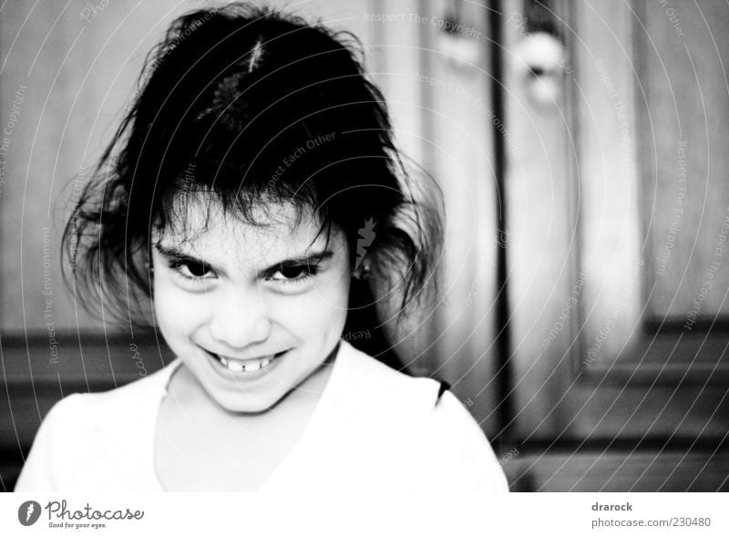 My turn Kind Mädchen Kindheit 1 Mensch 3-8 Jahre beobachten lachen verrückt schwarz weiß Euphorie Schwarzweißfoto Innenaufnahme Nahaufnahme Kunstlicht