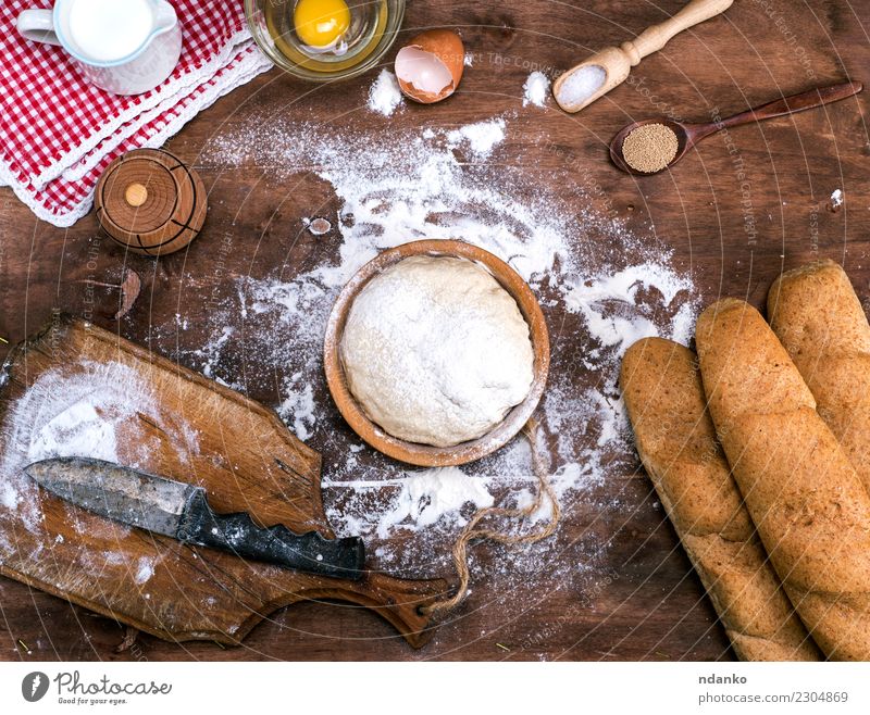 Prozess des Kochens von Brot aus einem Hefeteig Teigwaren Backwaren Brötchen Schalen & Schüsseln Löffel Tisch Küche Holz frisch natürlich braun weiß Hintergrund