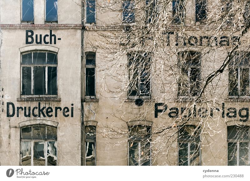 Auf Schwarz und Weiß Fabrik Wirtschaft Dienstleistungsgewerbe Handwerk Feierabend Baum Haus Architektur Fenster Schriftzeichen ästhetisch Einsamkeit einzigartig
