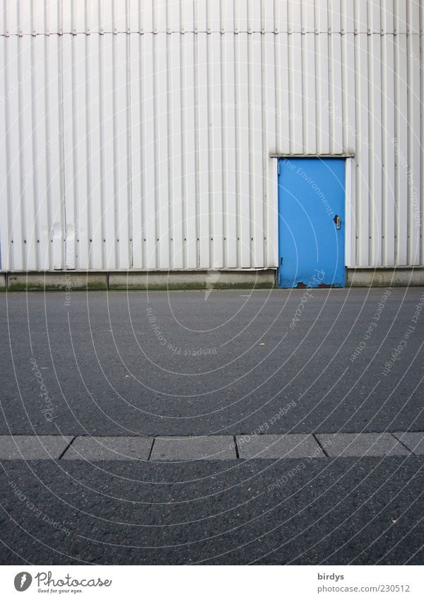 Blaue Tür zur Maloche Fabrik Fassade blau Lagerhalle Straße Asphalt einfach parallel Industriegelände Kontrast Eingangstür Ausgang Farbfoto Außenaufnahme