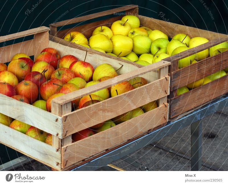 Apfelkisten Lebensmittel Frucht Ernährung Bioprodukte frisch lecker Wochenmarkt Gemüsemarkt Obstkiste Holzkiste Kiste Marktstand Ernte Farbfoto mehrfarbig
