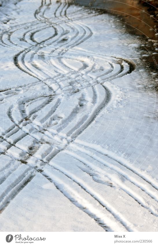 Sauftour schlechtes Wetter Eis Frost Schnee Straße Wege & Pfade kalt Spuren Wellenform Farbfoto Außenaufnahme Muster Menschenleer Schneespur Kurve