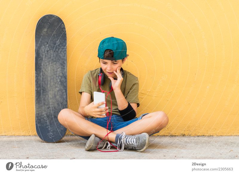 Portrait eines Jugendlichen, der auf dem Fußboden sitzt Lifestyle schön Gesicht Leben Freizeit & Hobby Freiheit Musik Telefon Headset PDA Technik & Technologie