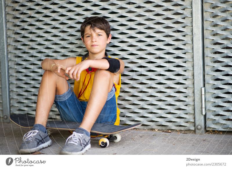 Lässig gekleideter junger Teenager Skater im Freien Porträt ( Lebensstil ) Lifestyle Freude Erholung Freizeit & Hobby Sommer Sport Kind Mensch Junge Mann