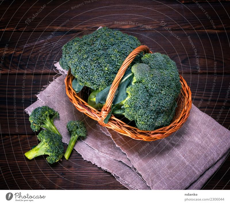 roher Grünkohl Brokkoli Gemüse Ernährung Essen Vegetarische Ernährung Diät Tisch Natur Pflanze Holz frisch natürlich braun grün rustikal Zutaten