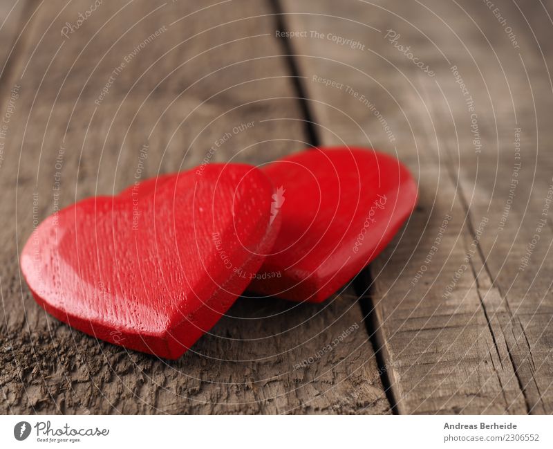 Zwei rote Herzen aus Holz Valentinstag Hochzeit Liebe retro Sympathie Zusammensein Verliebtheit Zusammenhalt Hintergrundbild blackboard card chalkboard