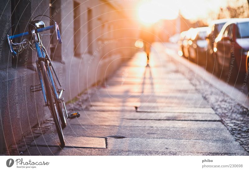 17 Sommer Mensch Schönes Wetter Stadt Haus Mauer Wand Fußgänger Bürgersteig Fahrrad laufen gold Vorfreude bescheiden Sehnsucht Gelassenheit Idylle Nostalgie