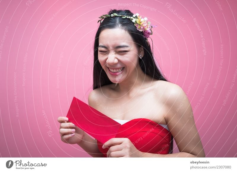 junge asiatische Frau, die rotes Paket hält, exotisch Dekoration & Verzierung Feste & Feiern Kultur Blüte Ornament gut neu Tradition Asien Hintergrund beste