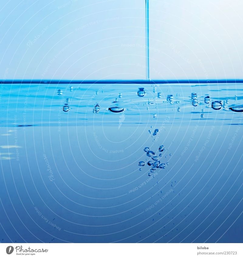 Einfluss Trinkwasser Urelemente Wasser Wassertropfen ästhetisch Flüssigkeit unten blau Erholung Inspiration Natur Gießen Luftblase Wasserstrahl Innenaufnahme