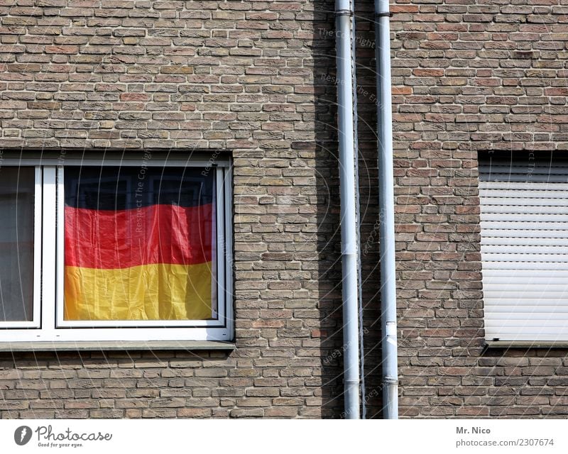window color Mauer Wand Fassade Fenster gold rot schwarz Deutschland Fahne Rollladen Stolz Nationalflagge Patriotismus Deutsche Flagge Mehrfamilienhaus