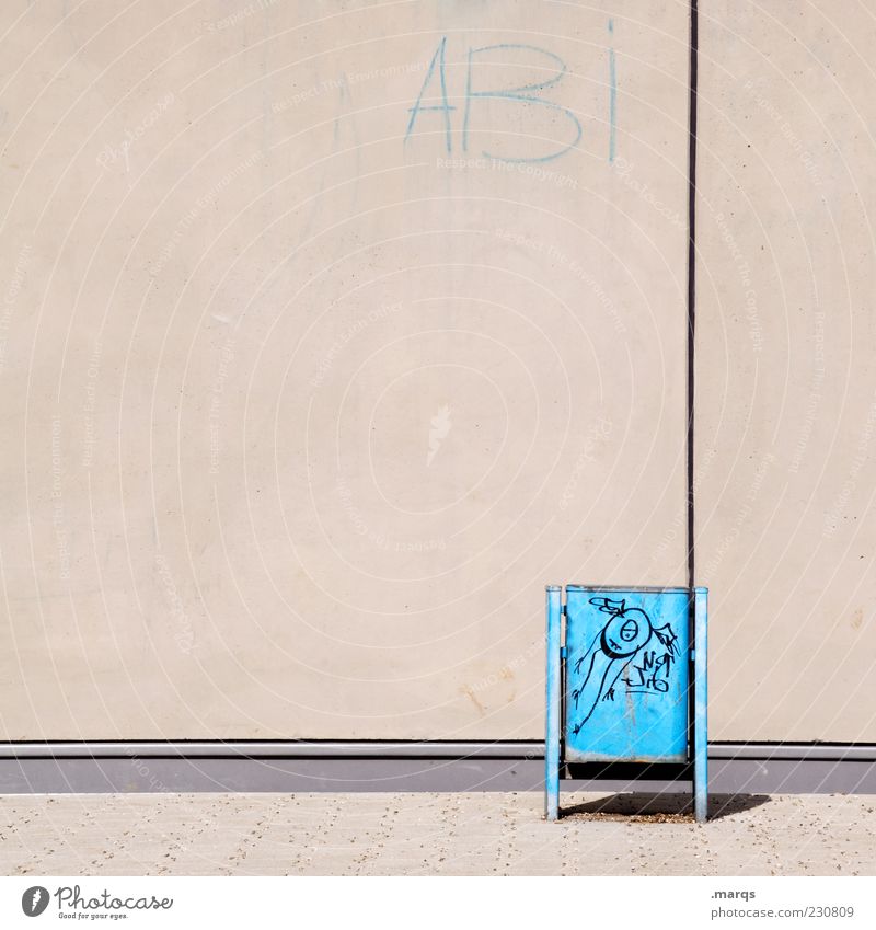 ABI Bildung Schule Schulhof Gymnasium Mauer Wand Müllbehälter Schriftzeichen Graffiti blau Einsamkeit Farbfoto Außenaufnahme Textfreiraum links Fassade