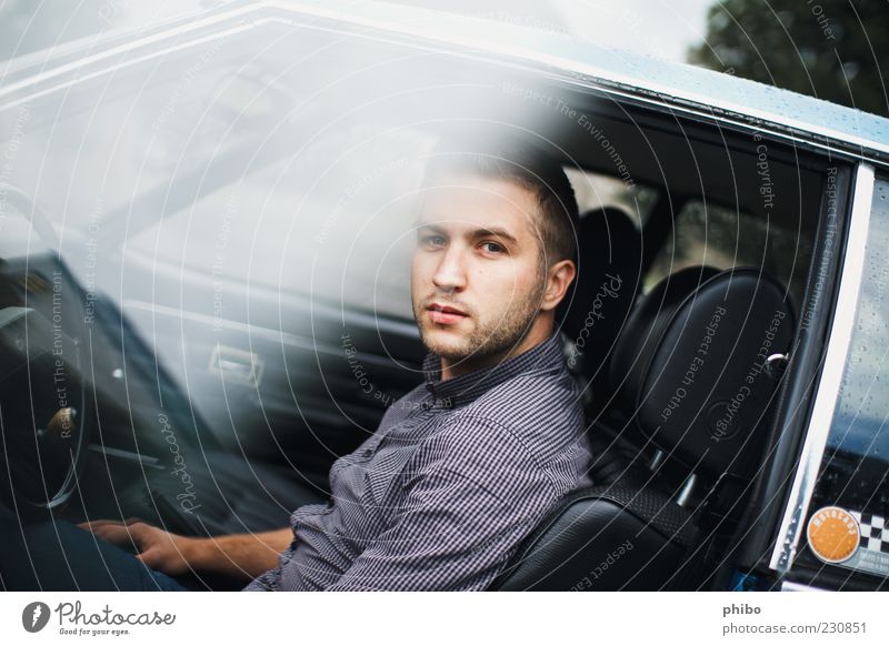 18 Junger Mann Jugendliche 18-30 Jahre Erwachsene Autofahren PKW Oldtimer Blick sitzen authentisch Coolness einfach blau grau selbstbewußt Gelassenheit ruhig