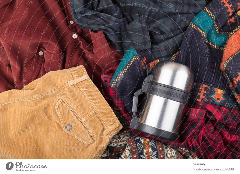 Dunkelrotes Baumwollsamthemd auf dem hölzernen Hintergrund kaufen Stil stricken Schreibtisch Industrie Mode Bekleidung Hemd Hose Anzug Pullover Jacke Holz