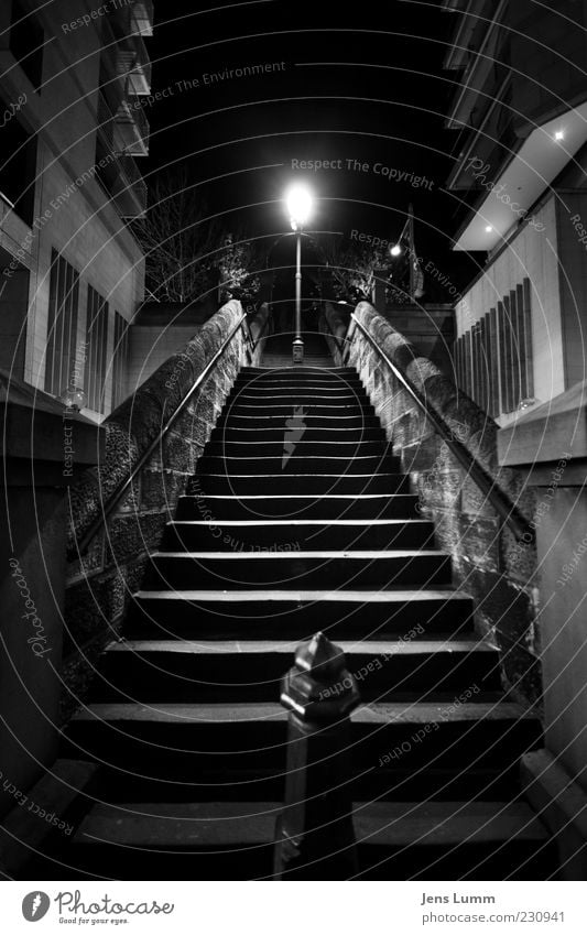 Big Empty Lampe Stadt Menschenleer Mauer Wand Treppe Fassade Fenster schwarz weiß Australien Licht Geländer Pfosten dunkel Einsamkeit Sydney Schwarzweißfoto