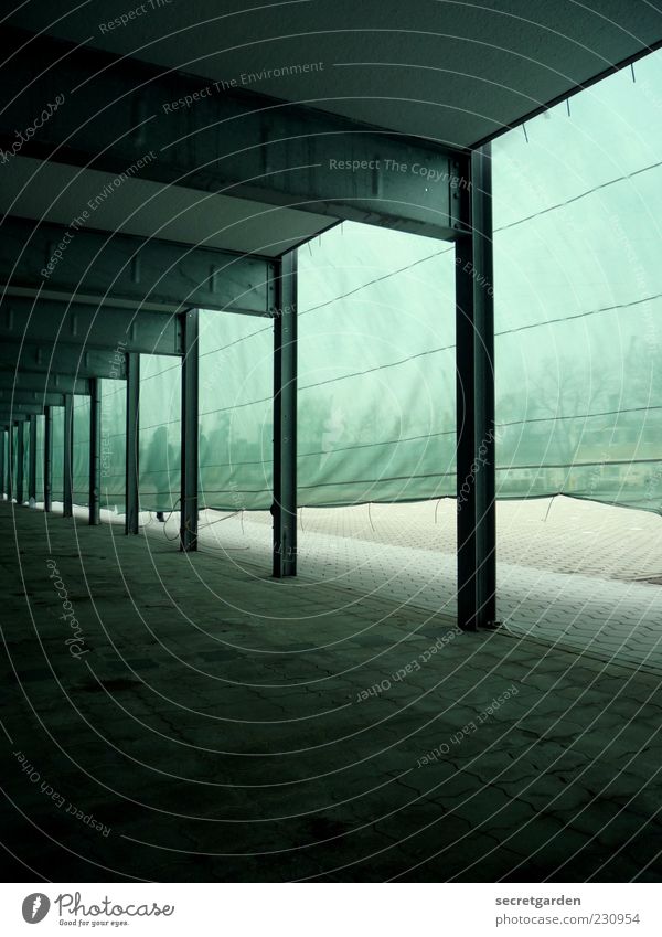 regenerative energie. Industrieanlage Architektur Fassade Stahl Netz dunkel grün schwarz Stahlträger Stahlkonstruktion Windzug Silhouette Wiederholung Abdeckung