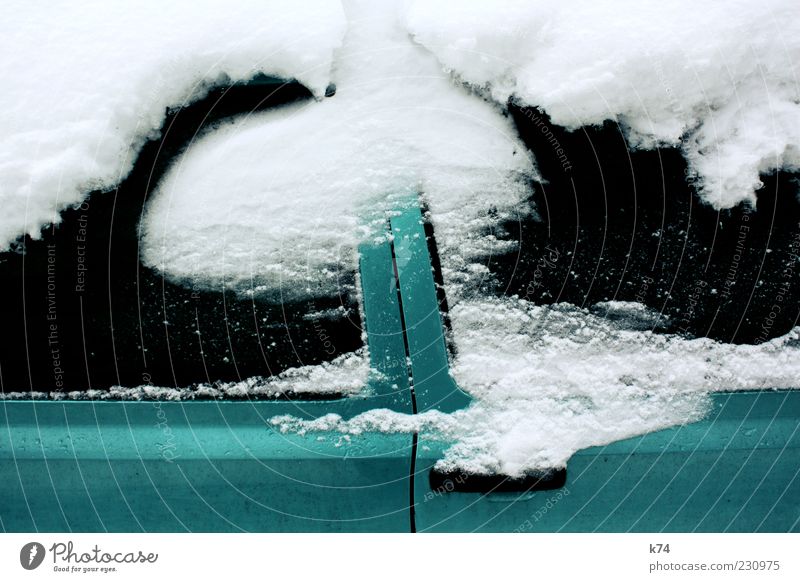 Schneewehe II Winter Fahrzeug PKW glänzend grün schwarz weiß kalt Metall Lack bedecken Autofenster verhüllen Autotür Farbfoto Außenaufnahme Menschenleer Tag