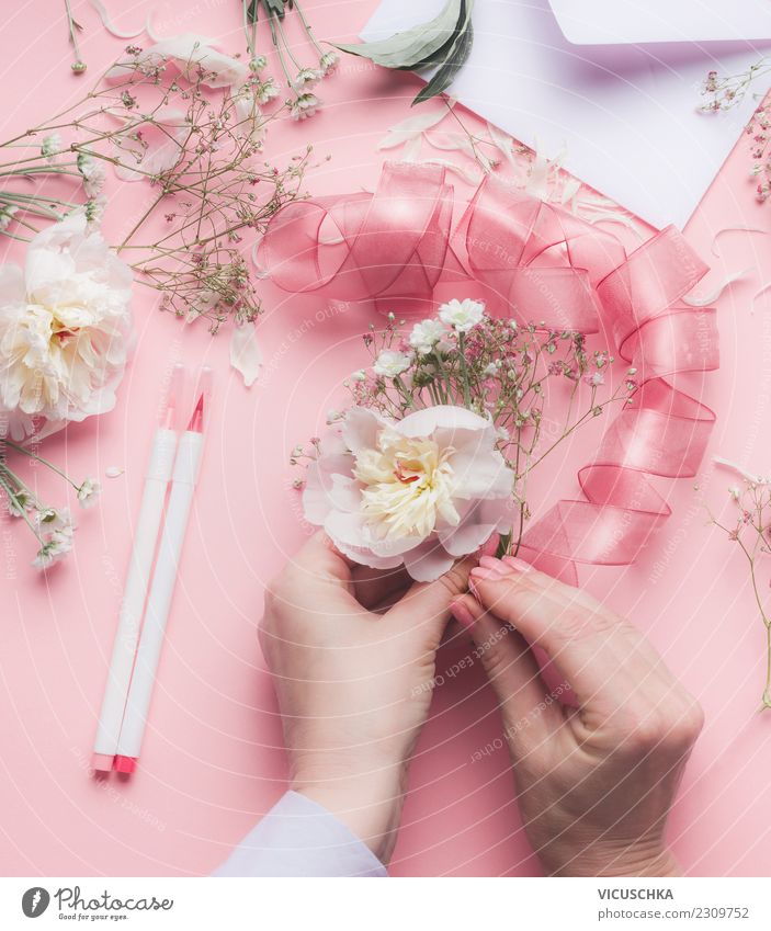 Hände machen Blumendeko mit Schleife Stil Design Feste & Feiern Mensch feminin Hand Rose Dekoration & Verzierung Blumenstrauß rosa arrangiert Blumenhändler