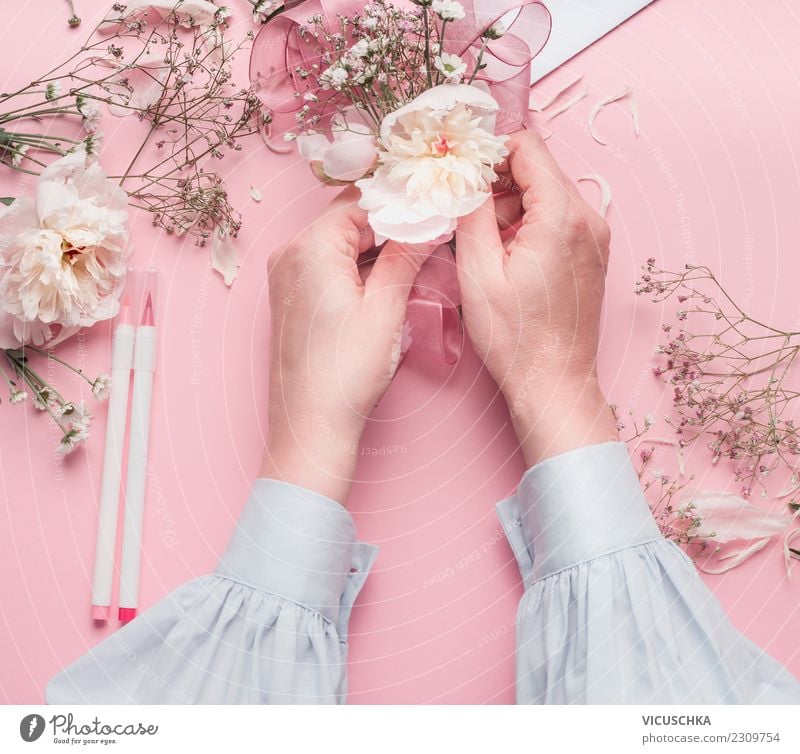 Weibliche Hände machen Blumendekoration Stil Design Dekoration & Verzierung Feste & Feiern Valentinstag Muttertag Hochzeit Geburtstag Mensch feminin Frau