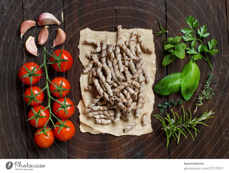 Vollkornnudeln, Tomaten, Knoblauch und Kräuter Vegetarische Ernährung Diät Tisch Blatt dunkel frisch braun grün rot Tradition Essen zubereiten Lebensmittel