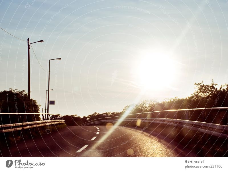 Morgen wieder Himmel Sonne Sonnenaufgang Sonnenuntergang Verkehrswege Straße Brücke Wärme Kurve Fahrbahnmarkierung Leitplanke Farbfoto Außenaufnahme