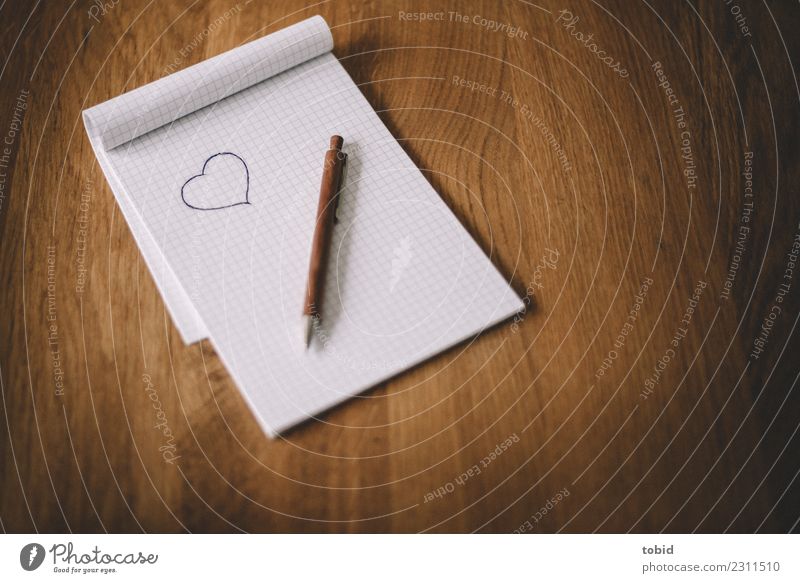Liebesbrief Papier Zettel Schreibstift Zeichen Kugelschreiber Herz Verliebtheit Holztisch Sehnsucht Notizbuch Brief Liebeserklärung gemalt Farbfoto