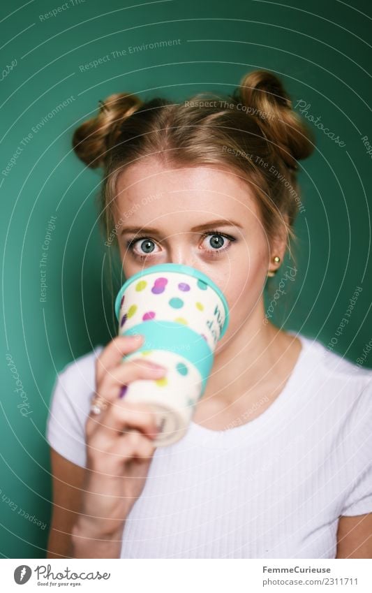 Blonde girl drinking coffee from a reusable coffee mug Lifestyle Stil feminin Junge Frau Jugendliche Erwachsene 1 Mensch 18-30 Jahre genießen Kaffee