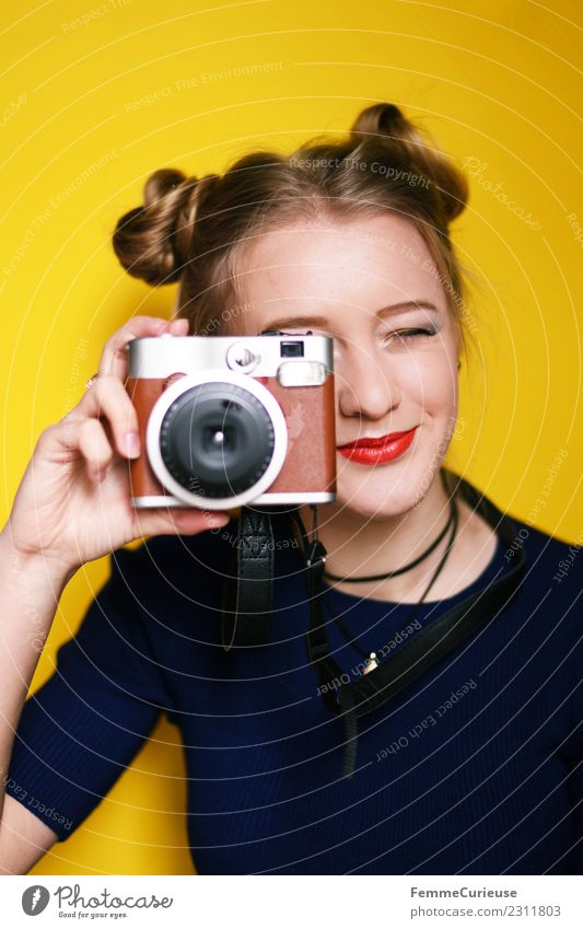 Young woman taking pictures with an instant camera Technik & Technologie feminin Junge Frau Jugendliche Erwachsene 1 Mensch 18-30 Jahre Kreativität