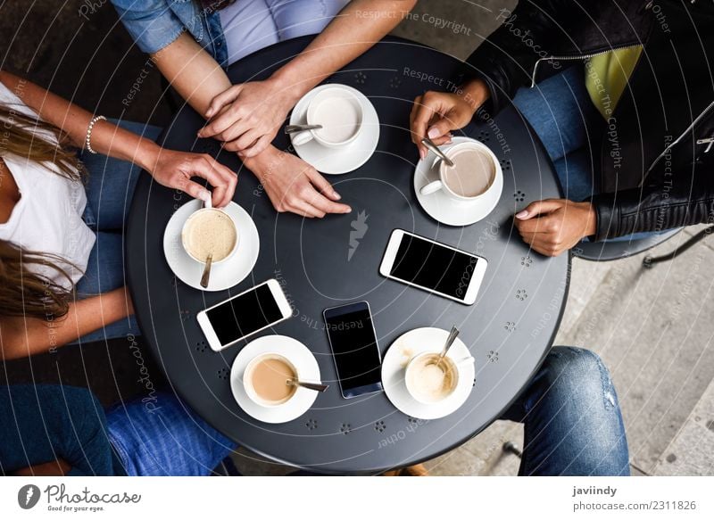 Kaffeetassen und Smartphones auf dem Tisch in einem städtischen Café. Frühstück Getränk Lifestyle kaufen Sitzung sprechen Telefon PDA Mensch Junge Frau