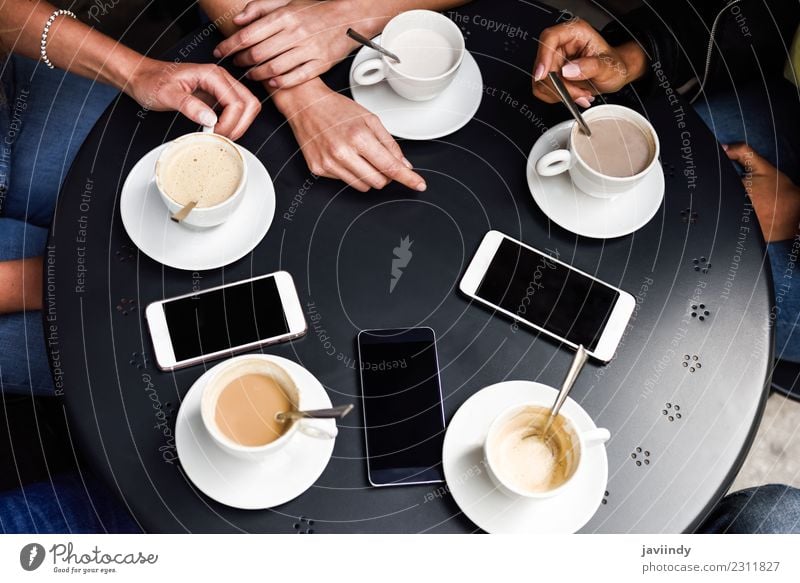 Hände mit Kaffeetassen und Smartphones auf dem Tisch Frühstück Getränk Lifestyle kaufen Sitzung sprechen Telefon PDA Mensch Freundschaft Hand Menschengruppe