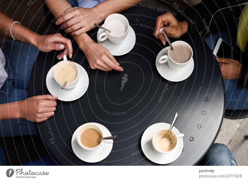 Hände mit Kaffeetassen auf dem Tisch in einem städtischen Café. Frühstück Getränk Lifestyle kaufen Sitzung sprechen Freundschaft Hand Menschengruppe Herz