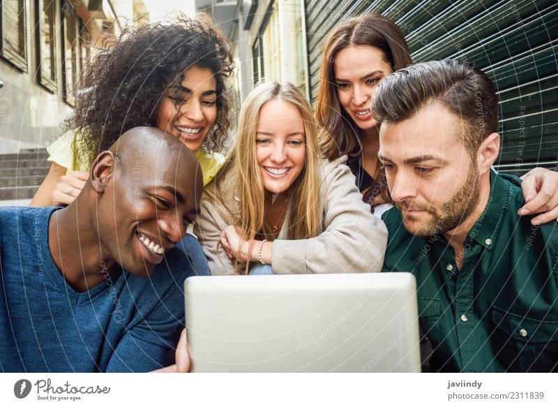 Junge Menschen, die sich im Freien einen Tablet-Computer ansehen. Lifestyle Freude Glück schön Junge Frau Jugendliche Junger Mann Erwachsene Freundschaft 5