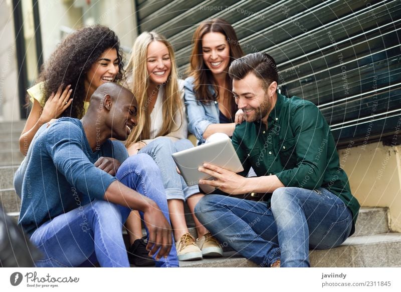 Multiethnische Gruppe von Menschen, die sich einen Tablet-Computer ansehen. Lifestyle Freude schön Junge Frau Jugendliche Junger Mann Erwachsene Freundschaft 5