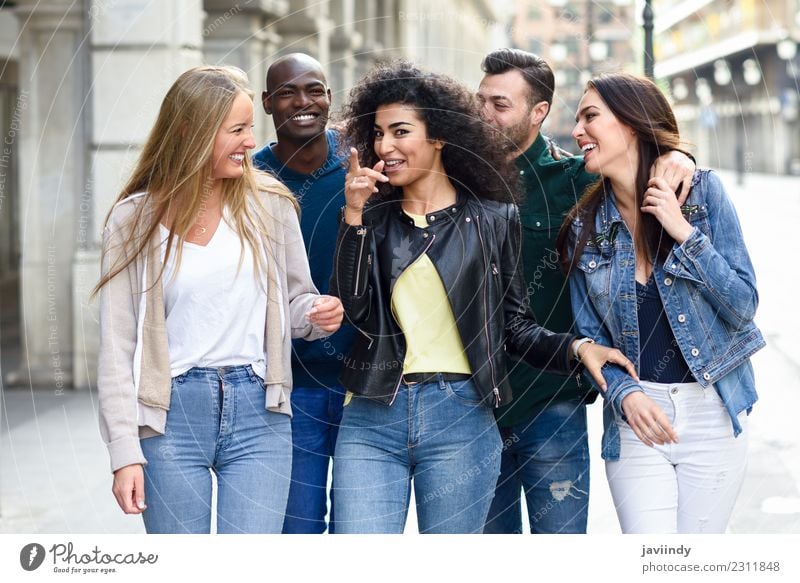 Multiethnische Gruppe junger Menschen, die Spaß miteinander haben. Lifestyle Freude Glück schön Sommer Junge Frau Jugendliche Junger Mann Erwachsene