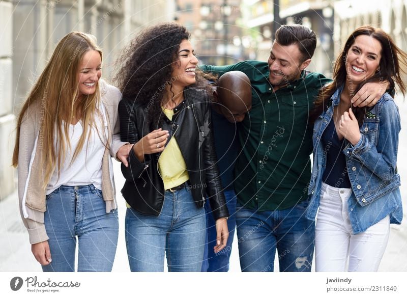 Multiethnische Gruppe junger Menschen, die Spaß miteinander haben. Lifestyle Freude Sommer Junge Frau Jugendliche Junger Mann Erwachsene Freundschaft 5
