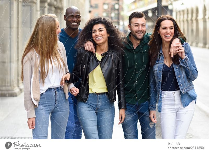 Multiethnische Gruppe junger Menschen, die Spaß miteinander haben. Lifestyle Freude Junge Frau Jugendliche Junger Mann Erwachsene Freundschaft 5 Menschengruppe