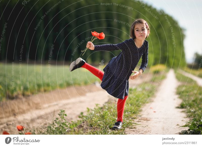Lustiges kleines Mädchen in der Natur mit Mohn in der Hand. Lifestyle Freude Glück schön Spielen Sommer Kind Mensch Frau Erwachsene Kindheit 1 3-8 Jahre Blume