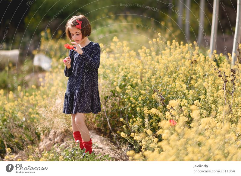 Kleines Mädchen in der Natur im Kleid mit einem Mohn in der Hand. Lifestyle Freude Glück schön Spielen Sommer Kind Mensch Frau Erwachsene Kindheit 1 3-8 Jahre